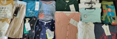 beaucoup de t-shirts qui traînent sur une étagère