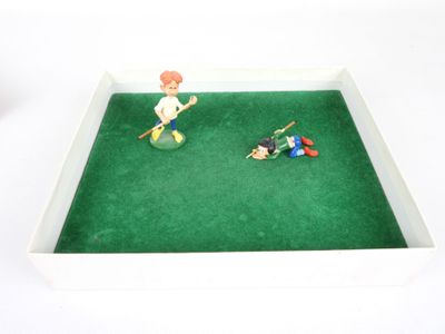 une figurine représentant un homme jouant au billard sur une table