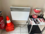 une photo d'une pièce avec un radiateur et une borne d'incendie