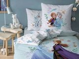 un lit avec deux oreillers et une taie d'oreiller ornée d'un motif représentant des personnages de Disney