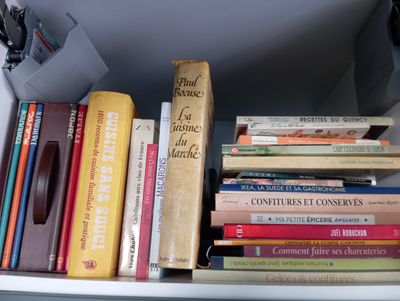 beaucoup de livres sur une étagère