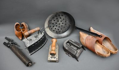 un grand nombre d'outils posés sur une table