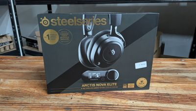 une boîte contenant des écouteurs SteelSeries posée sur une table en bois