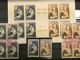 plusieurs timbres représentant des femmes, exposés dans une vitrine