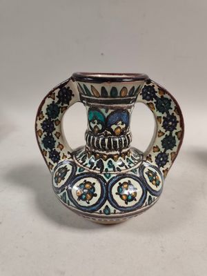 deux vases posés sur une table