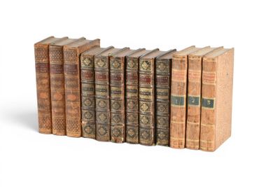 plusieurs vieux livres sont alignés sur une surface blanche