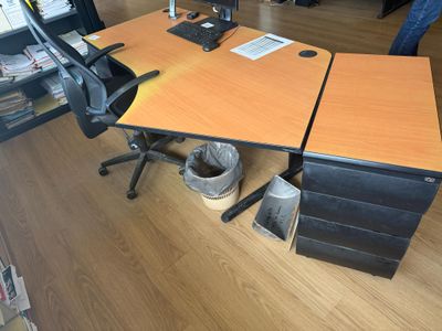 un bureau avec une chaise et un ordinateur dessus