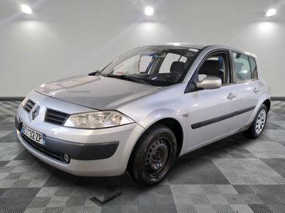 la photo d'une voiture argentée sur un sol en damier
