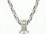 une image représentant un pendentif en diamant suspendu à une chaîne, sur fond blanc
