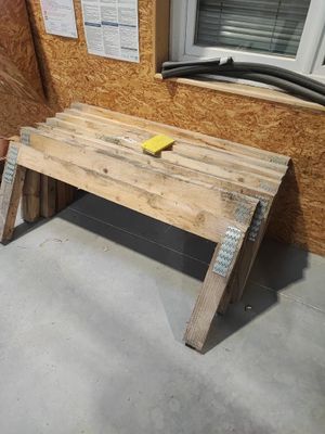 un banc fabriqué à partir de palettes devant une fenêtre