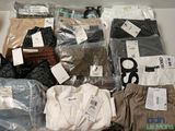 de nombreux types de vêtements exposés dans une boîte