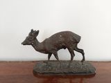 une statue représentant un cerf debout sur une table