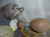 deux vases placés l'un à côté de l'autre sur une table