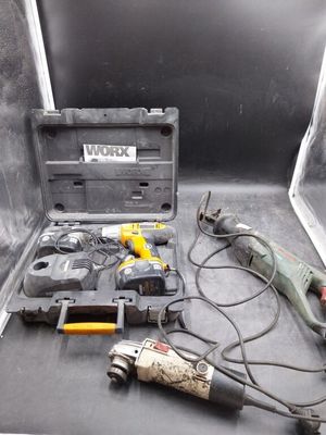 une boîte à outils avec des outils posés sur une table