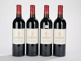 trois bouteilles de vin rouge posées sur une table