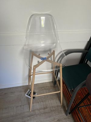 une chaise en plastique posée à côté d'une chaise dans une pièce