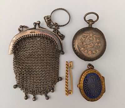 un assortiment de bijoux en argent et en or, comprenant notamment un sac à main en chaîne, une montre de poche et un porte-clés