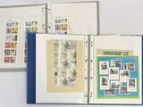 beaucoup de timbres à l'intérieur d'un classeur
