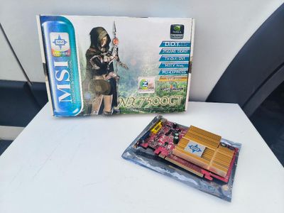 une boîte contenant un jeu vidéo et une manette posée sur une table