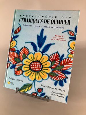 un gros plan sur un livre orné de fleurs