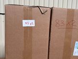 des cartons empilés les uns sur les autres dans un entrepôt