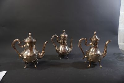service à thé et à café en argent, composé de quatre pièces, sur fond noir