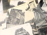 une pile de vieilles cartes postales posées sur une table