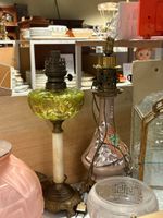 Lampes à pétrole, petite vitrine (accidents), deux pendules,… (photo 2)