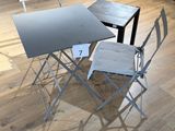 une table et des chaises posées à même le sol