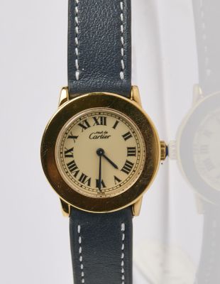 une image d'un gros plan d'une montre-bracelet avec des chiffres romains