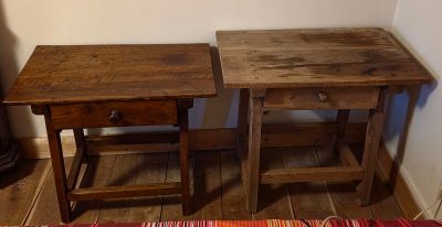 deux petites tables en bois placées l'une à côté de l'autre sur un parquet