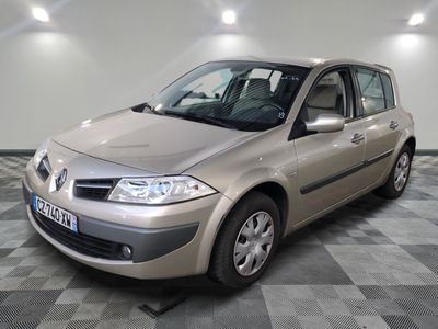 la photo d'une voiture argentée garée dans un garage