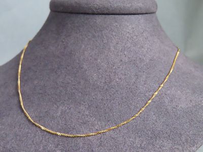 un collier à chaîne en or sur un mannequin mannequin mannequin mannequin mannequin mannequin mannequin mannequin mannequin mannequin