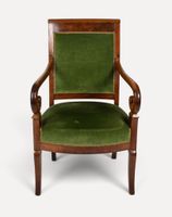 Fauteuil en bois mouluré et sculpté, le dossier légèrement c…