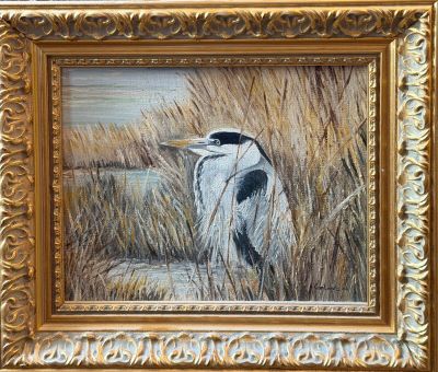 une peinture à l'huile représentant un héron debout dans les hautes herbes au bord d'un plan d'eau