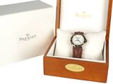 une boîte avec une montre à l'intérieur et une boîte avec une montre à l'intérieur