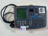 un gros plan d'une calculatrice posée sur une table, avec une étiquette de prix