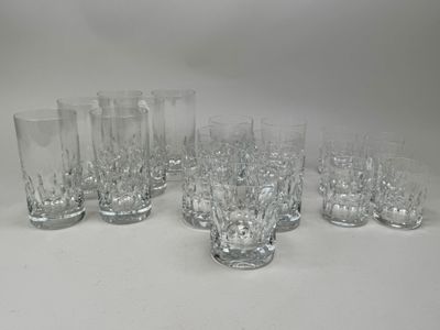 un grand nombre de verres posés sur une table