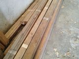 plusieurs pièces de bois sont empilées dans une pièce