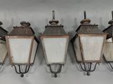 trois luminaires à l'ancienne fixés au mur