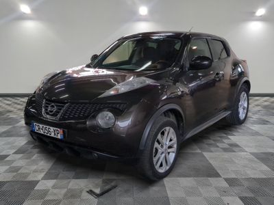 une photo d'une Nissan Juke de couleur foncée est posée sur un sol à carreaux