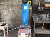 une soudeuse qui traîne dans un garage