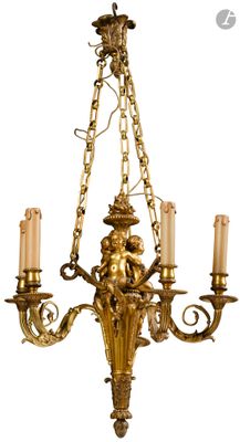 un lustre en or auquel sont suspendues des bougies