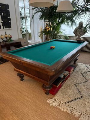 une table de billard au milieu d'un salon