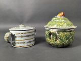 lot de deux plats verts et blancs avec couvercles et un oiseau sur le dessus