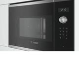 une photo d'un four à micro-ondes noir dont la porte est ouverte