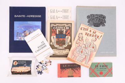 de nombreux livres posés sur une table blanche