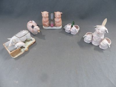 cinq figurines d'animaux posées sur une table