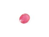 des rubis roses sur fond blanc