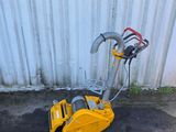 une petite machine jaune posée par terre